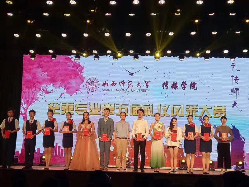 经理曹飞为优秀个人颁奖