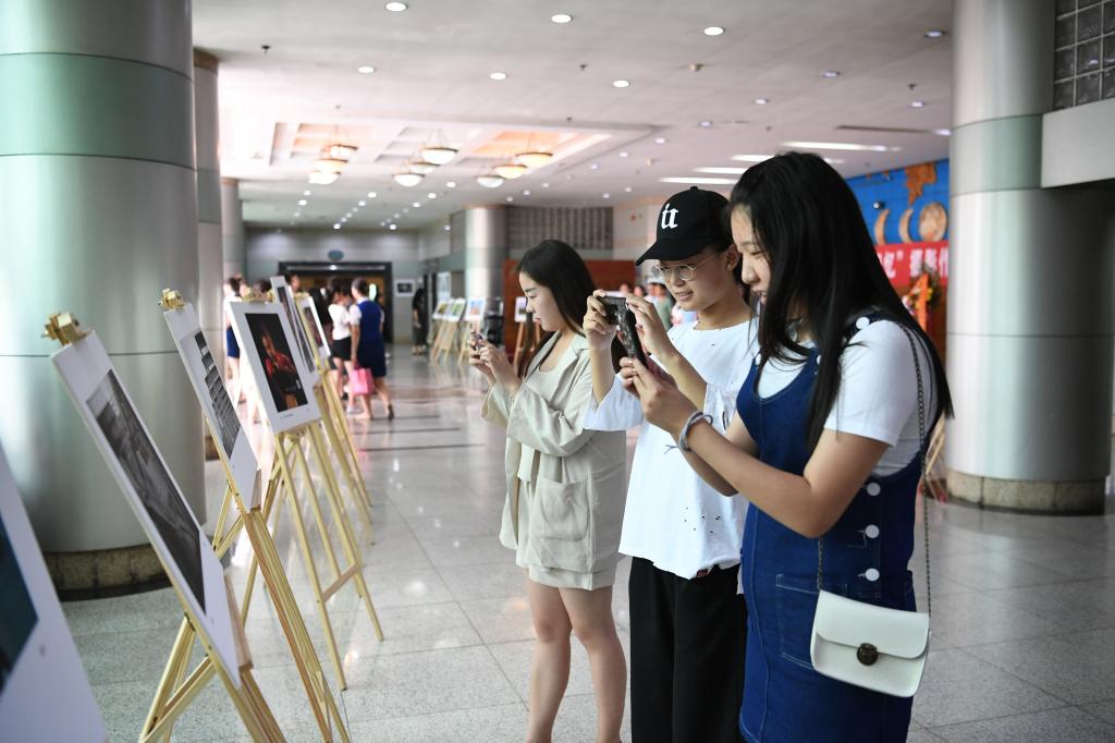 员工观展二