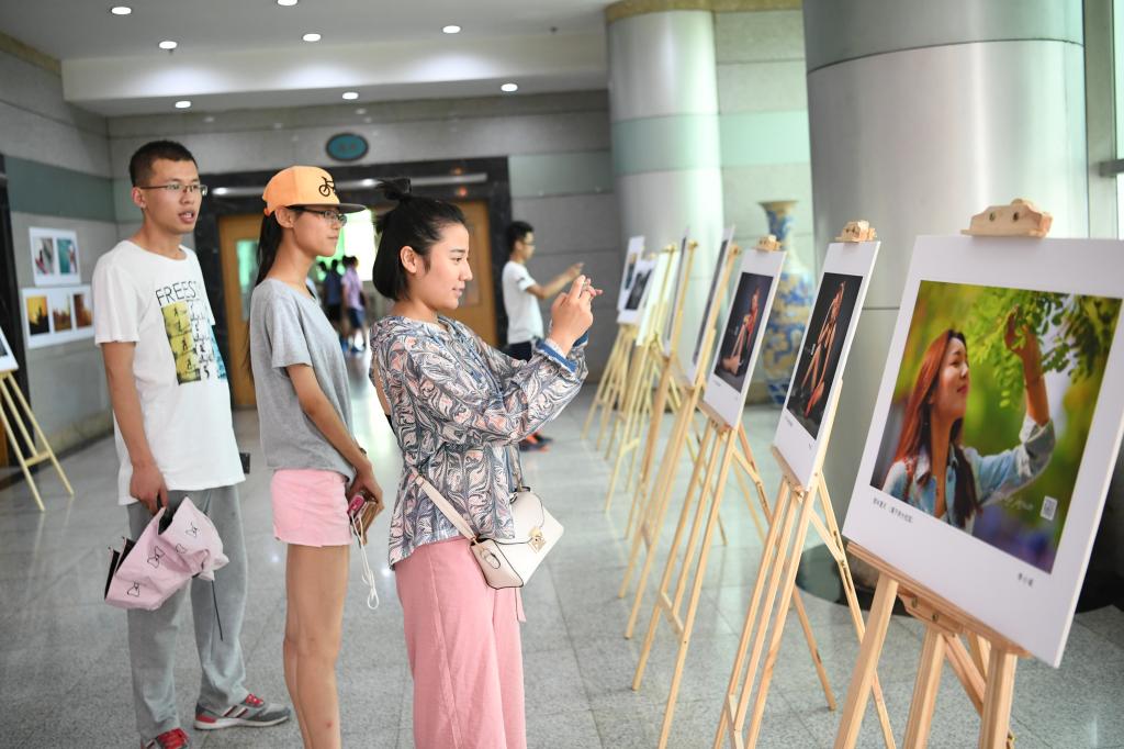 员工观展一